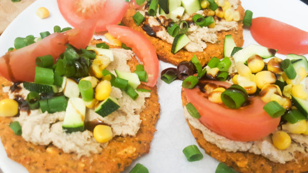 Süßkartoffel- Fladen mit Hummus und Gemüse