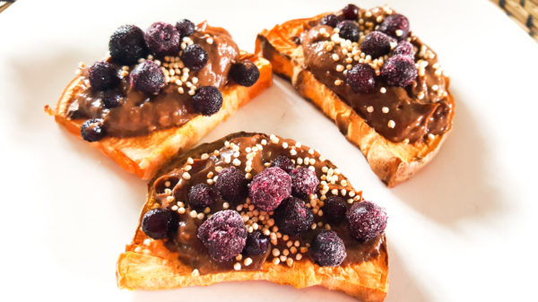 Süßkartoffel- Toast mit Schokocreme und Blaubeeren