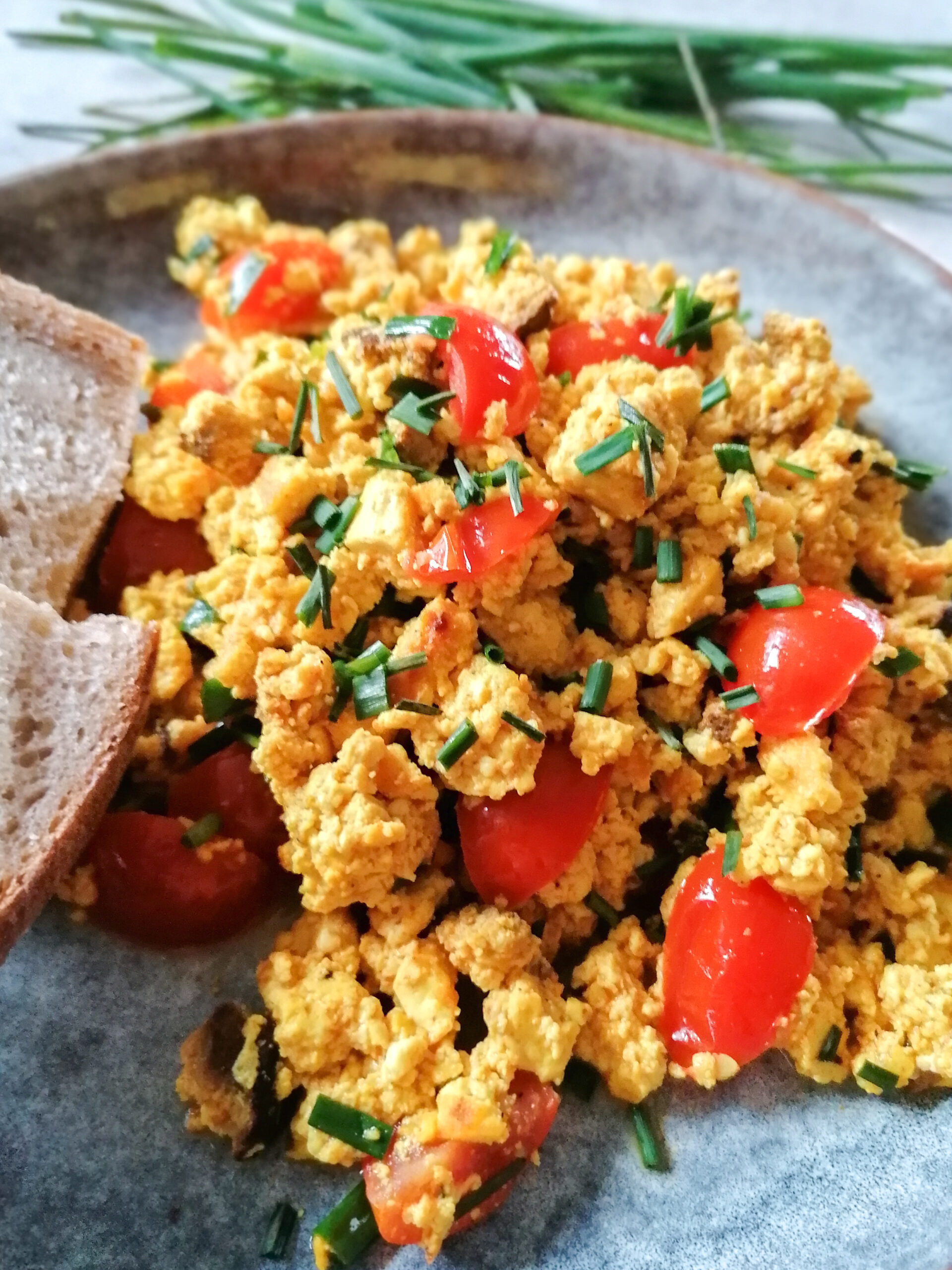 Rührtofu mit Tomaten und Kräutern (Veganes Rührei)