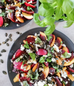 Fruchtiger Rote Beete Salat mit Nektarinen, Feta und Basilikum