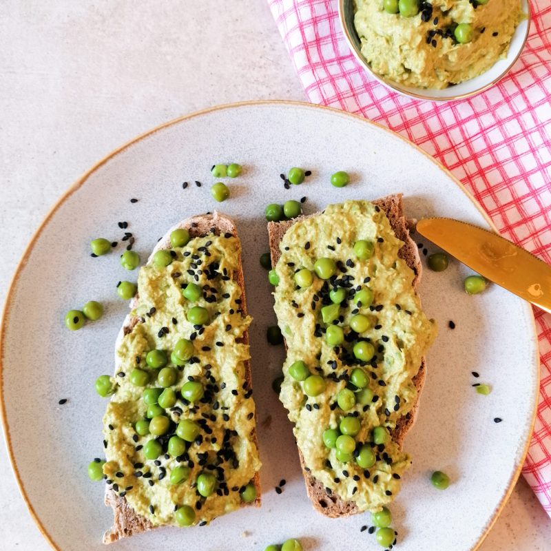 Erfrischender Erbsenhummus mit Minze