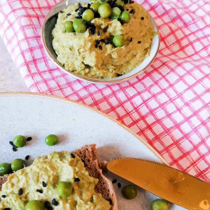 Erfrischender Erbsenhummus mit Minze