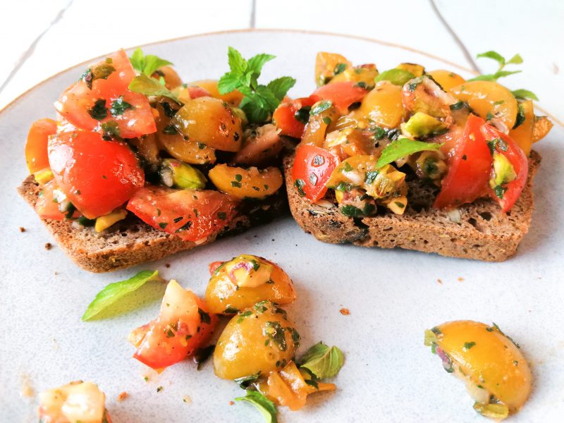 Spätspmmerliches Mirabellen- Tomaten Bruschetta