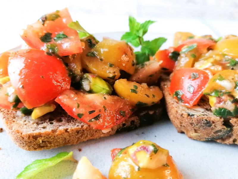 Spätsommerliches Mirabellen- Tomaten Bruschetta