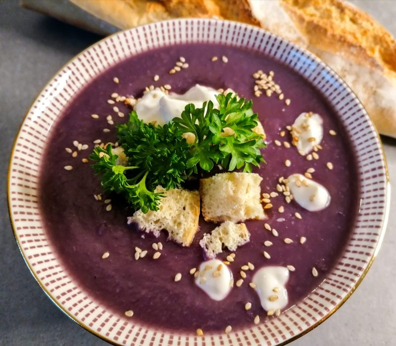 Lila Kartoffel- Rotkohl Suppe