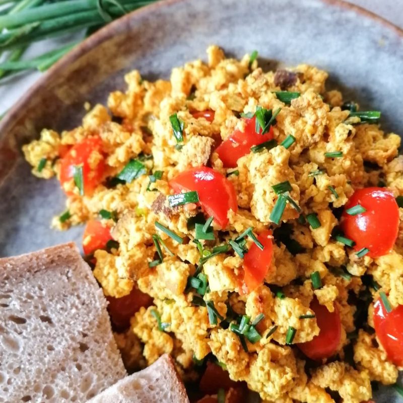 Rührtofu mit Tomate und Kräuter (Veganes Rührei)