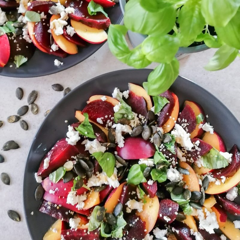 Fruchtiger Rote Beete Salat mit Nektarinen, Feta und Basilikum