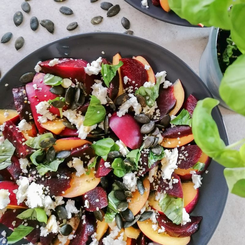 Fruchtiger Rote Beete Salat mit Nektarinen, Feta und Basilikum